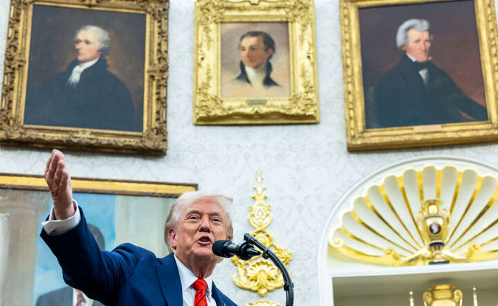  To bardzo twardy człowiek, bardzo mądry człowiek - zachwalał Trump chińskiego przywódcę / autor: SHAWN THEW/EPA/PAP