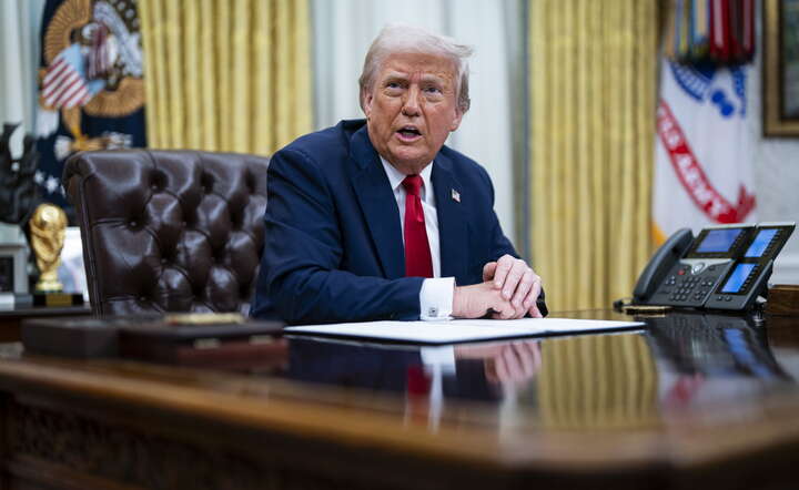Prezydent Donald Trump w Gabinecie Owalnym w Białym Domu / autor: PAP/EPA/ALEXANDER DRAGO