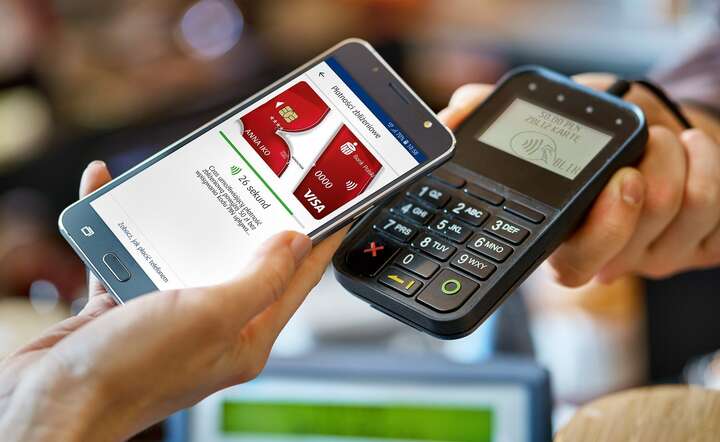 Zbliżeniowa płatność kartą płatniczą w smartfonie / autor: materiały prasowe PKO BP