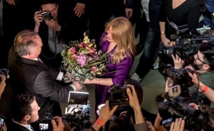 Zuzana Czaputova odbiera gratulacje od ustępującego prezydenta / autor: PAP/EPA/MARTIN DIVISEK
