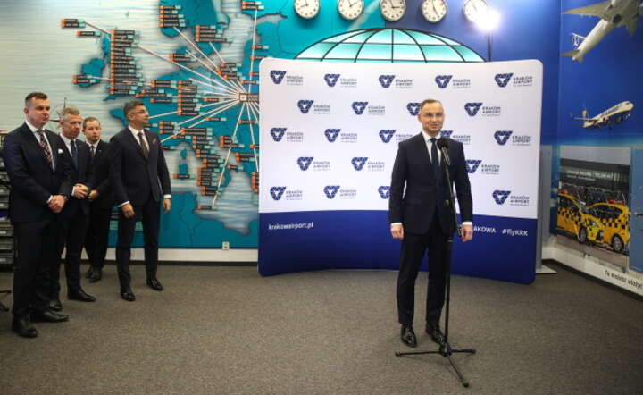 Prezydent Rzeczypospolitej Polskiej Andrzej Duda (P) oraz prezes portu lotniczego Balice Radosław Włoszek (3L), zastępca szefa Kancelarii Prezydenta RP Piotr Ćwik (2L) i prezes zarządu Portu Lotniczego Rzeszów-Jasionka Adam Hamryszczak (L)  / autor: PAP/ Łukasz Gągulski