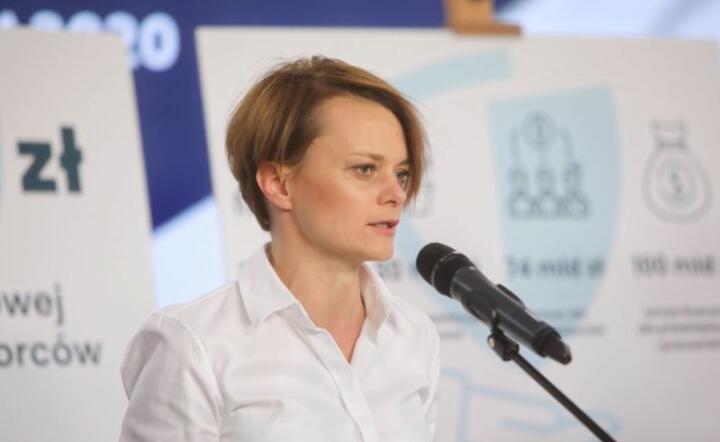 Wicepremier, minister rozwoju Jadwiga Emilewicz podczas konferencji prasowej 'Działanie tarczy antykryzysowej', 18 bm. w Warszawie. / autor: PAP/Wojciech Olkuśnik