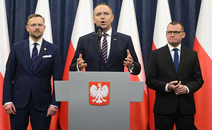 Prezydent RP Karol Nawrocki (C), szef Gabinetu Prezydenta RP Paweł Szefernaker (P) i szef KPRP Zbigniew Bogucki (L) podczas konferencji prasowej w Pałacu Prezydenckim / autor: PAP/Radek Pietruszka