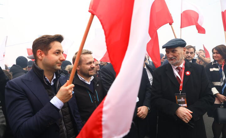 Antoni Macierewicz, wiceminister klimatu Jacek Ozdoba (2L), europoseł Patryk Jaki (L), minister sprawiedliwości Zbigniew Ziobro (2P) i posłanka Anna Siarkowska (P) podczas Marszu Niepodległości w Warszawie / autor: fotoserwis PAP