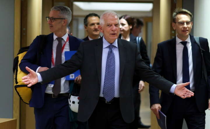 Szef dyplomacji unijnej Josep Borrell (C) idzie na spotkanie z szefami MSZ krajów Unii / autor: PAP/ EPA/OLIVIER HOSLET
