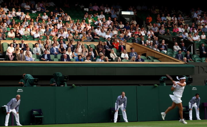 Mecz kobiet na głównym korcie Wimbledonu / autor: PAP/EPA/ADAM VAUGHAN