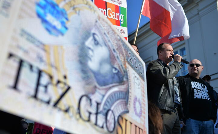 Paweł Kukiz przemawia na demonstracji "frankowiczów" w Warszawie, fot. PAP/Jacek Turczyk 