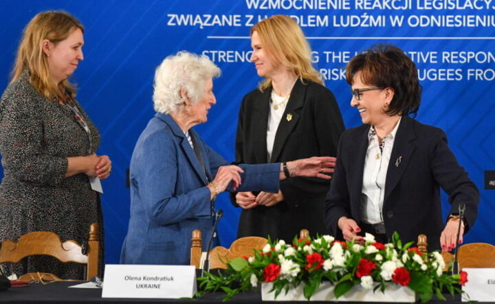Elżbieta Witek, Olena Kondratiuk, Karen Bradley, Elizabeth Butler-Sloss podczas spotkania w Warszawie, 27.06  / autor: PAP/Radek Pietruszka