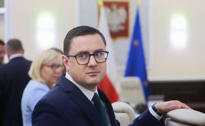 Minister energii Miłosz Motyka podczas posiedzenia rządu  / autor: PAP/Leszek Szymański