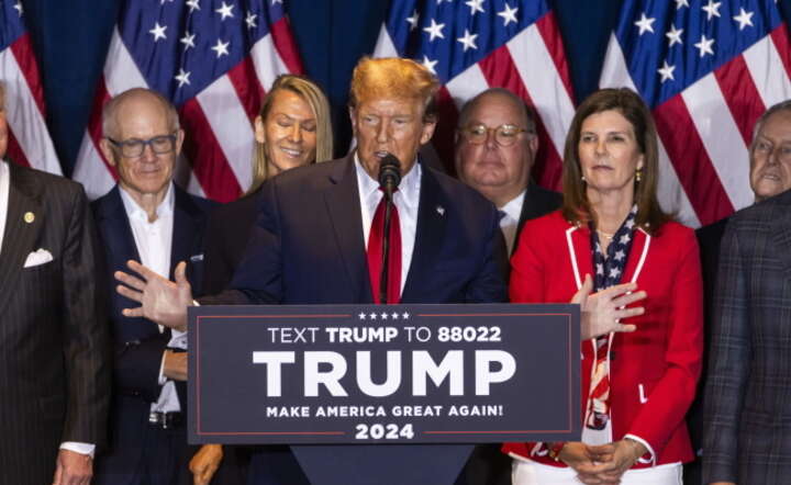 Donald Trump wygrał republikańskie prawybory w Karolinie Południowej / autor: PAP/ EPA/JIM LO SCALZO