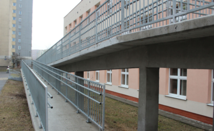 Podjazd dla osób niepelnosprawnych / autor: Fratria