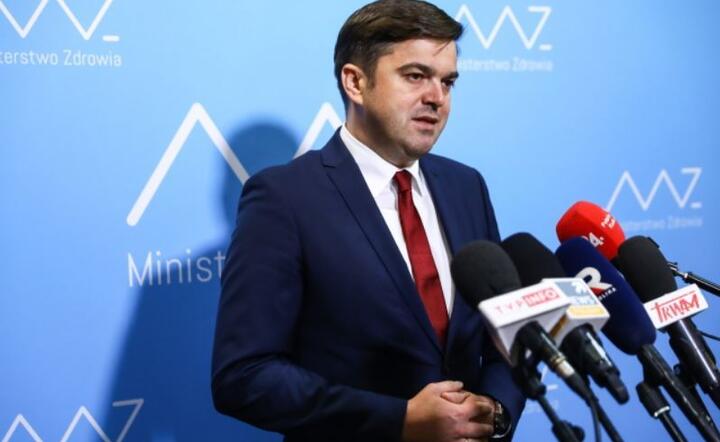 Rzecznik Ministerstwa Zdrowia Wojciech Andrusiewicz podczas konferencji w siedzibie resortu w Warszawie / autor: PAP/Rafał Guz
