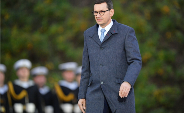 Prezes rady ministrów Mateusz Morawiecki podczas uroczystości przed Pomnikiem Obrońców Wybrzeża Westerplatte,  / autor: PAP/Adam Warżawa