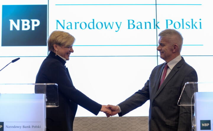 Prezesi banków centralnych Ukrainy i Polski po podpisaniu umowy o linii kredytowej, fot. PAP/Marcin Obara