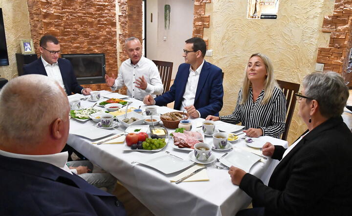 Mateusz Morawiecki w gospodarstwie państwa Serowskich  / autor: PAP