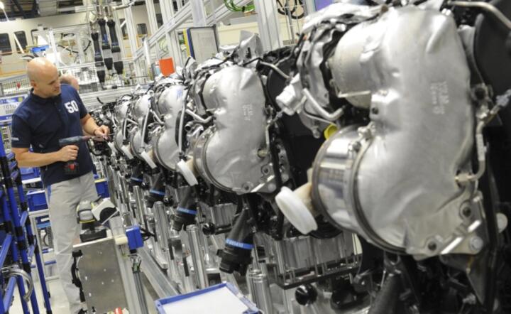 Linia produkcyjna silników dieslowskich VW, oznaczanych symbolem TDI, fot. PAP/EPA/JULIAN STRATENSCHULTE 
