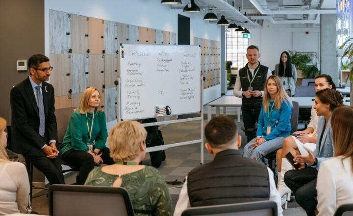 Sundar Pichai podczas spotkania z ukraińskimi startupami w Google for Startups Campus w Warszawie / autor: Google 