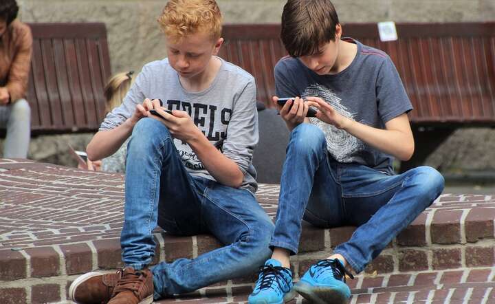 Uczniowie tracą wzrok – winne komórki i komputery!