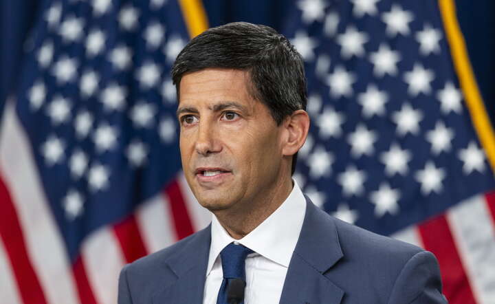 Prezes Rezerwy Federalnej Kevin Warsh na konferencji po posiedzeniu tłumaczy powody decyzji Fed / autor: PAP/ EPA/JIM LO SCALZO