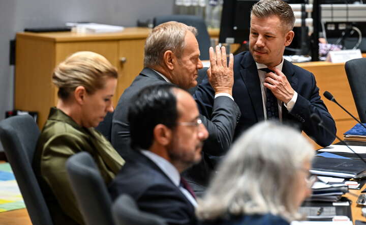 Premier RP Donald Tusk (2P) i premier Węgier Peter Magyar (P) na szczycie Rady Europejskiej w Brukseli, 16 października 2026 / autor: PAP/Wiktor Dąbkowski