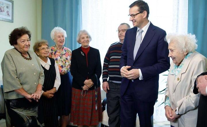 Mateusz Morawiecki i seniorzy. 2018 rok, zdjęcie archiwalne / autor: PAP