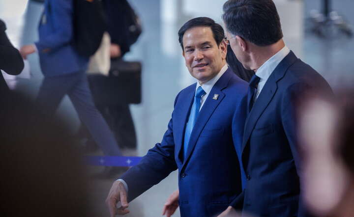 Sekretarz stanu USA Marco Rubio (C) w rozmowie sekretarzem generalnym NATO Markiem Rutte w kwaterze NATO w Brukseli / autor: PAP/EPA/OLIVIER MATTHYS