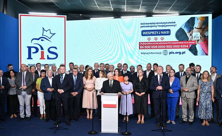 Prezes PiS Jarosław Kaczyński (C) oraz politycy partii podczas konferencji prasowej w siedzibie Prawa i Sprawiedliwości / autor: PAP/Radek Pietruszka