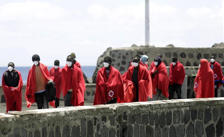 Migranci uratowani przez statek ratunkowy Salvamar Al Nair / autor: EPA/PAP 3.06.2023