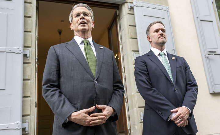 Scott Bessent, sekretarz skarbu USA (L) na konferencji prasowej po rundzie negocjacji z delegacją Chin w sprawie ceł / autor: PAP/EPA/MARTIAL TREZZINI