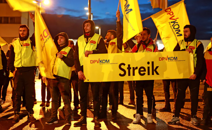 Strajkujący pocztowcy z Saksonii / autor: PAP, fot: Peter Gercke