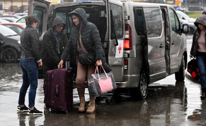 Uchodźcy z Ukrainy po przyjeździe do Centrum Pomocy Humanitarnej w Przemyślu, 9 bm / autor: PAP/Darek Delmanowicz