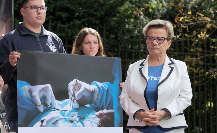 Przewodnicząca Ogólnopolskiego Związku Zawodowego Pielęgniarek i Położnych Krystyna Ptok podczas kolejnego dnia protestu pracowników ochrony zdrowia w "białym miasteczku" przed siedzibą KPRM w Warszawie / autor: fotoserwis PAP