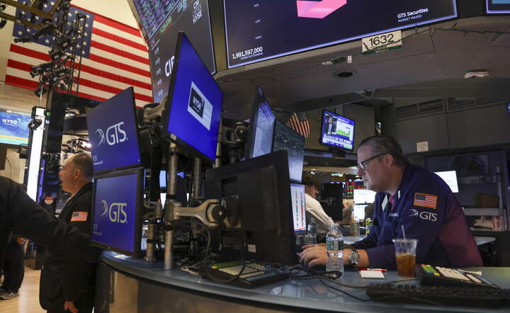 Maklerzy na parkiecie giełdy nowojorskiej NYSE przy Wall Street, 29 lipca 2026 / autor: PAP/EPA/SARAH YENESEL