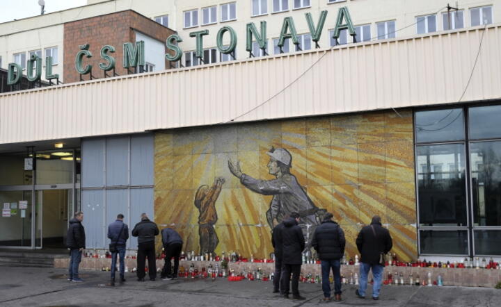  Ludzie zapalają znicze przed kopalnią CSM Stonava w czeskiej Stonavie koło Karwiny / autor: fot. PAP/Andrzej Grygiel