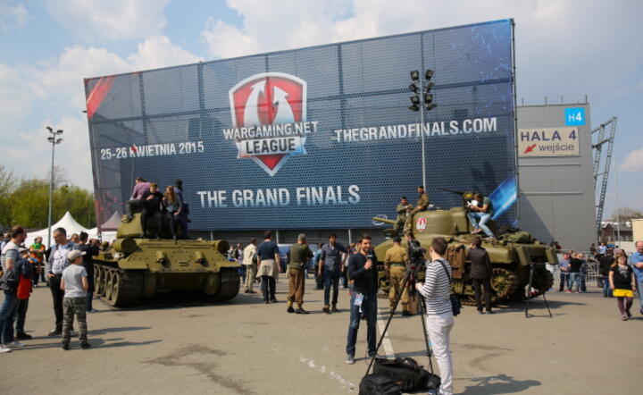 Czołgowa ekspozycja przed warszawską halą Expo, gdzie odbywają się zawody komputerowych mistrzów "Wold of Tanks", fot. PAP / Leszek Szymański