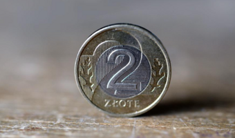 Złoty mocno traci
