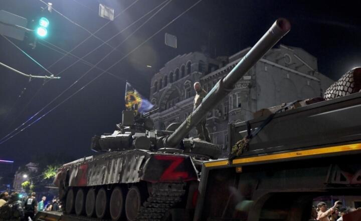 Żołnierze prywatnej firmy wojskowej (PMC) Wagner Group opuszczają Rostow nad Donem. / autor: PAP/EPA/ARKADY BUDNITSKY