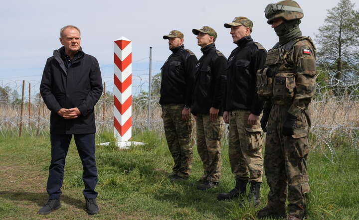 Premier Donald Tusk przy granicy z Białorusią w miejscowości Ozierany Wielkie  / autor: PAP/Paweł Supernak