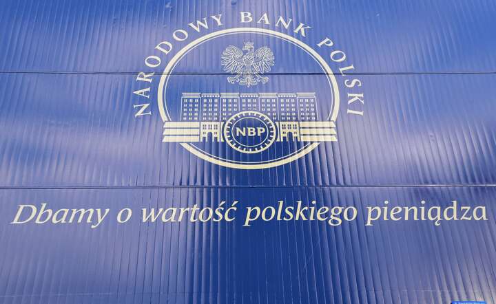 Logo NBP z hasłem na siedzibie w Warszawie / autor: KK/Fratria
