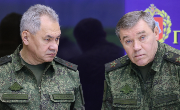 Minister obrony Rosji Siergiej Szojgu (L) i szef Sztabu Generalnego Rosji Walerij Gierasimow (P) / autor: PAP/EPA/GAVRIIL GRIGOROV/SPUTNIK/KREMLIN / POOL