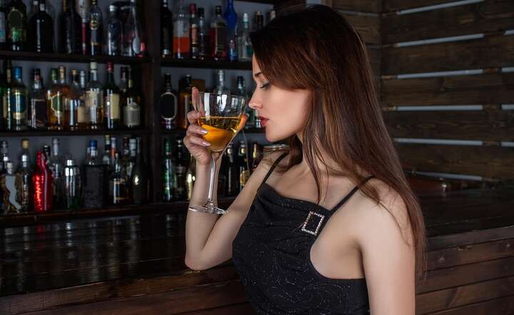 Alkohol pozostaje jednym z głównych czynników obciążających zdrowie publiczne / autor: Pixabay