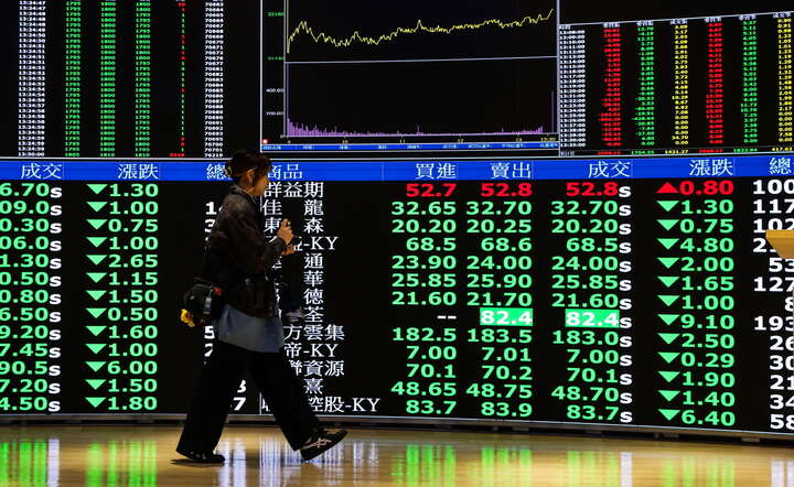 Notowania Taiwan Stock Markets. Na zielono (inaczej niż w Europie) spadki kursów  / autor: PAP/EPA/RITCHIE B. TONGO