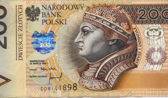 Złoty spokojny przed kluczowym dniem