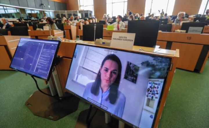 Lider białoruskiej opozycji Swietłana Tichanowskaja przemawia na wideokonferencji, Bruksela, Belgia, 25. 08  / autor: PAP/EPA/OLIVIER HOSLET