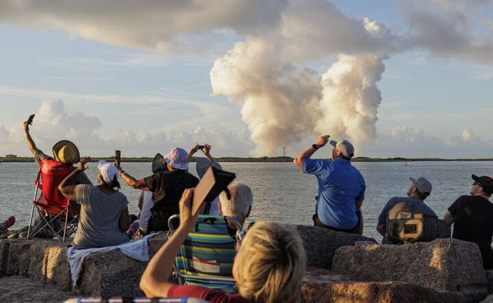 Publiczność śledząca start rakiety Super Heavy firmy Space X z South Padre Island w stanie Teksas / autor: PAP/EPA/MICHAEL GONZALEZ 