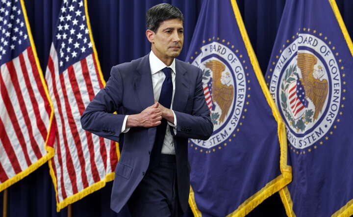 Nowy prezes Fed Kevin Warsh zmierza na swoją pierwszą konferencję prasową po posiedzeniu Rezerwy Federalnej / autor: PAP/ EPA/WILL OLIVER