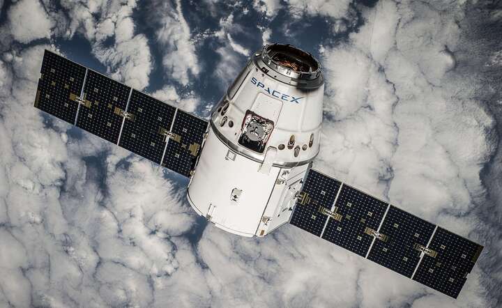 Satelita firmy SpaceX - Elon Musk chce, by milion jego satelitów krążyło po orbicie / autor: Pixabay
