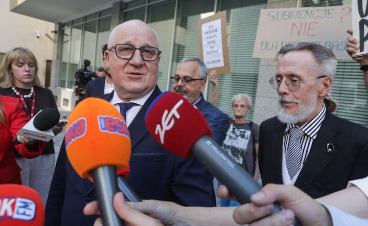 Szef PKW, sędzia Sylwester Marciniak (C), członek PKW Ryszard Balicki (3P) oraz dyrektor zespołu ds. finansowania partii politycznych Krajowego Biura Wyborczego Krzysztof Lorentz (P) podczas wypowiedzi dla mediów przed siedzibą PKW  / autor: PAP/Tomasz Gzell