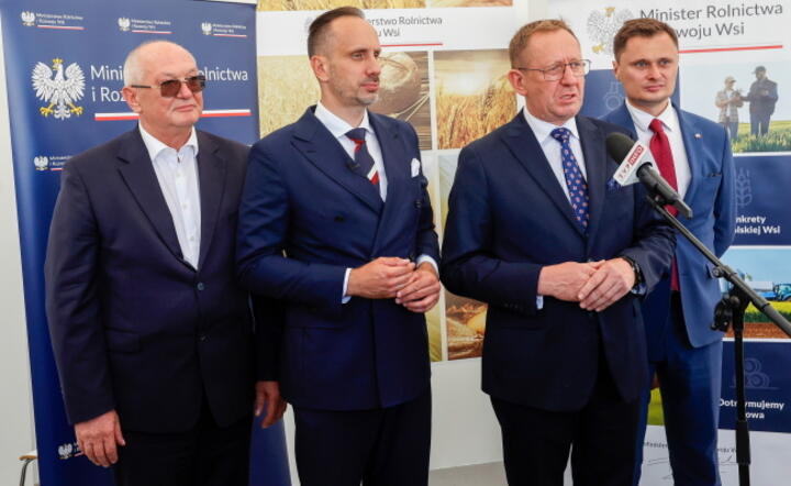 Minister rolnictwa i rozwoju wsi Robert Telus oraz wiceministrowie rolnictwa i rozwoju wsi Janusz Kowalski i Krzysztof Ciecióra podczas briefingu prasowego podsumowującego tegoroczne Dożynki Jasnogórskie / autor: PAP/Waldemar Deska