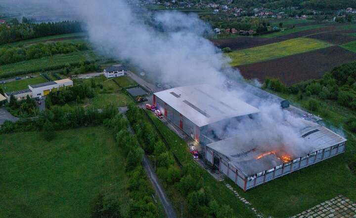 Pożar jednej z hal na terenie Zakładów Mechaniczno – Biologicznego Przetwarzania Odpadów Komunalnych przy ul. Piastowskiej w Przemyślu / autor: PAP/Darek Delmanowicz